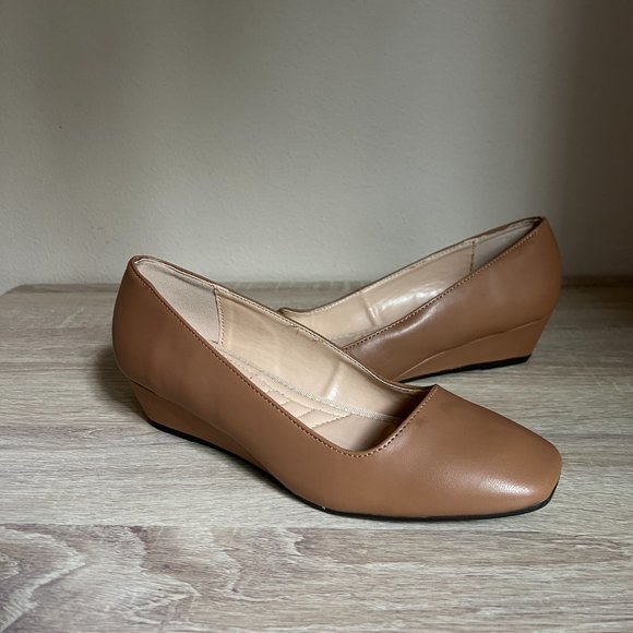 ADRIENNE VITTADINI Palmer Size 7 Faux Leather Wedge Pumps Women's Tan - Picture 6 of 10